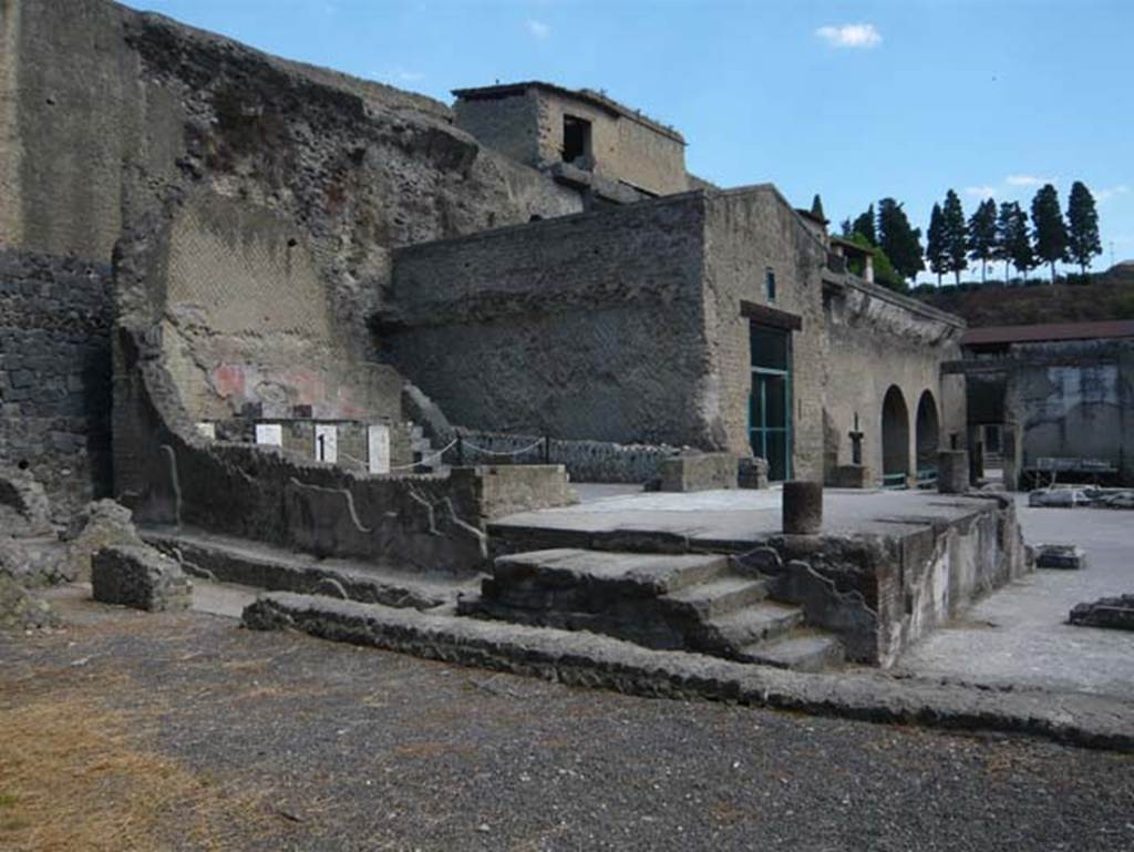 Herculaneum, August 2013. Sacello dei Quattro dei. Shrine of the four gods.
Sacred Area terrace, looking north-east from south end.
Photo courtesy of Buzz Ferebee.